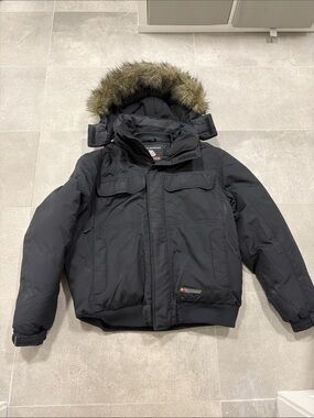 Misty mountain Black Parka Jacket with Faux Fur Hood. Men’s size M